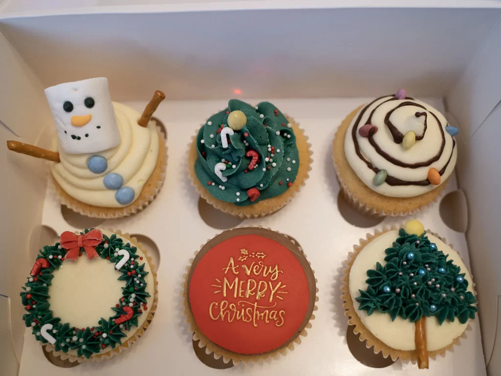 6 Christmas Cupcakes